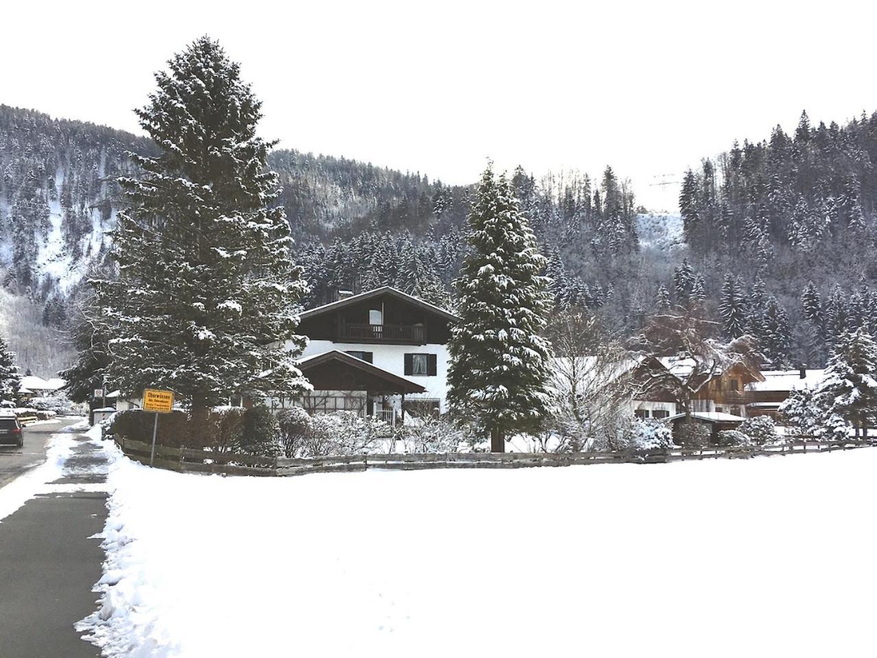 Geraeumiges Domizil Mit Bergblick Und Sauna Oberwössen Exteriör bild